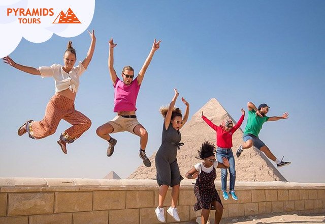 Private Full Day Tour to Cairo From Hurghada with Giza Pyramids, Sphinx, Museum and Lunch.